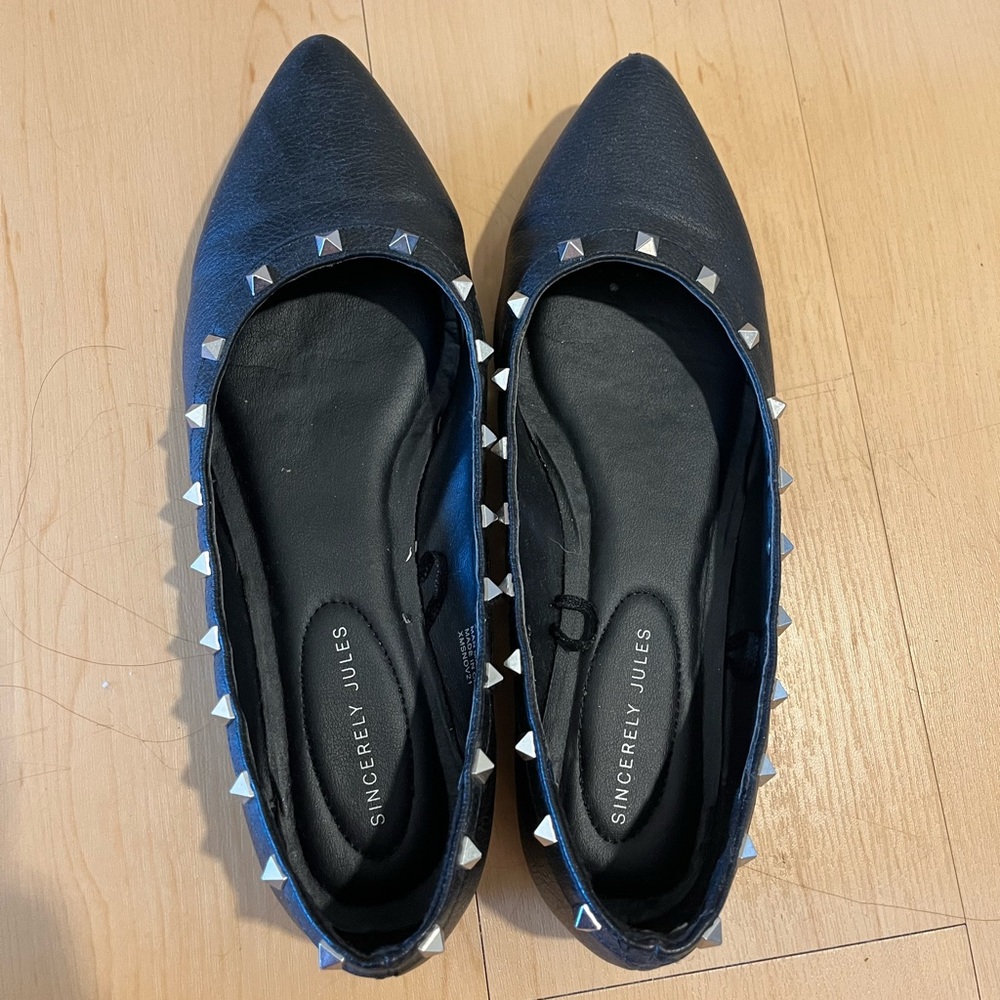 Sincerely Jules. Black faux leather ballet flat with stud. Size 8.5.